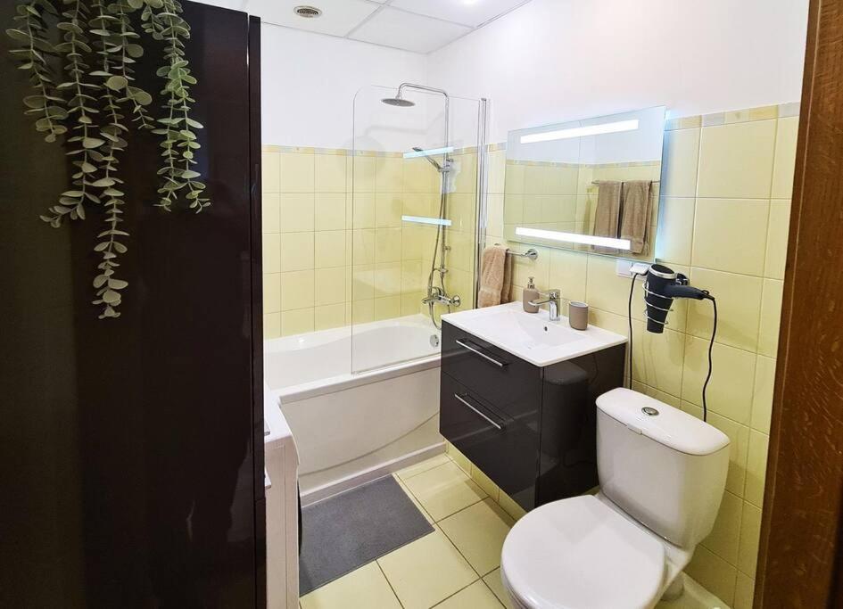 Stylish Apartment With Parking & Spacious Balcony Riga Exterior foto